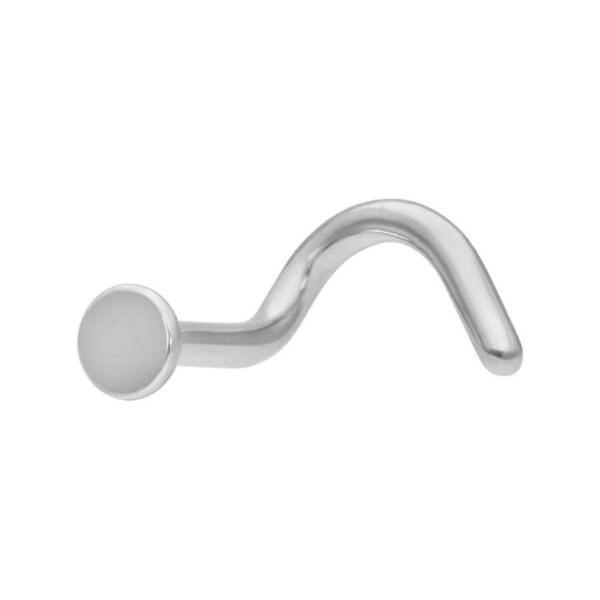 Piercing nasal de titanio plateado con diseño de disco redondo sobre fondo blanco