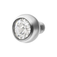 Accesorio plateado para piercing con piedra cristalina sobre fondo blanco