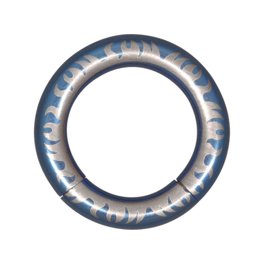 Anillo de segmento con llamas azules de acero quirúrgico Anillo de segmento plateado con llamas azules sobre fondo blanco