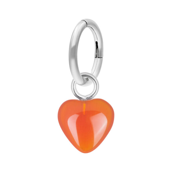 Aro para ombligo de plata con corazón de piedra naranja sobre fondo blanco