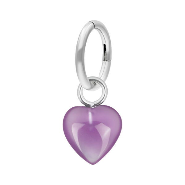 Aro de piercing con corazón lila de acero quirúrgico sobre fondo blanco