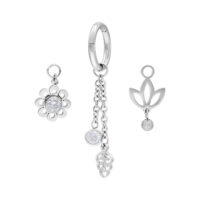 Conjunto de anillos para el ombligo con colgantes de flores, plata Clicker de ombligo plateado con dos colgantes de flores y cristales sobre fondo blanco