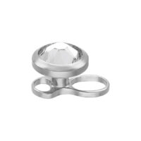 Ancla dermal plateada de titanio con cristal claro sobre fondo blanco