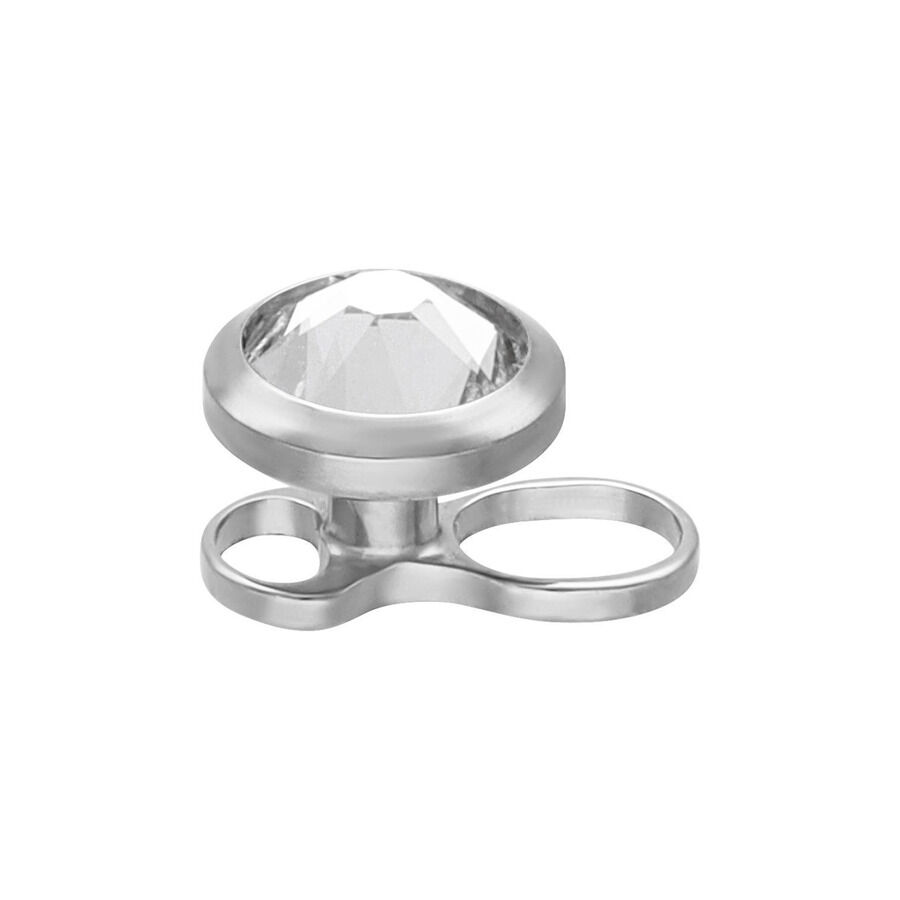 Ancla dermal plateada de titanio con cristal claro sobre fondo blanco