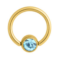 Clip dorado con cristal azul claro sobre fondo blanco