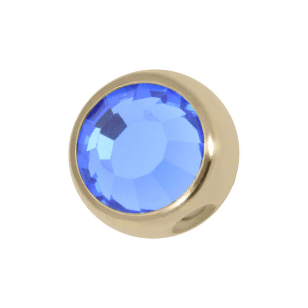 Bola de titanio dorada con cristal azul zafiro sobre fondo blanco