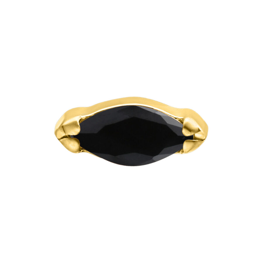 Aro de titanio dorado con cristal ovalado negro diamante sobre fondo blanco