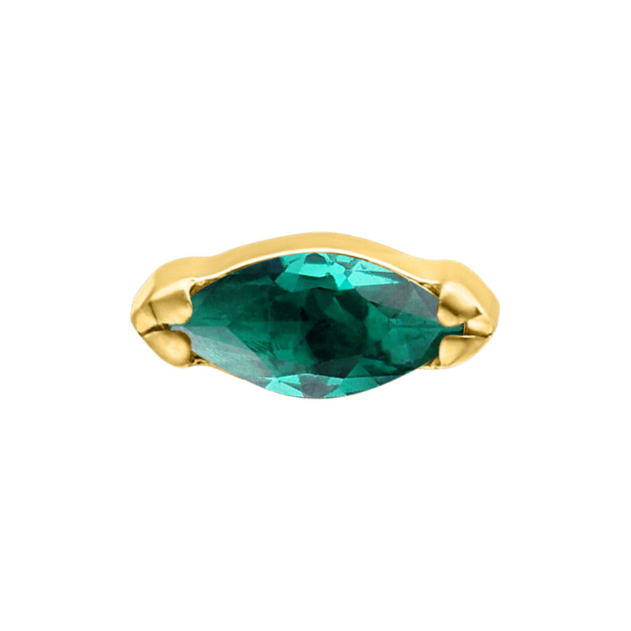 Pieza dorada con cristal verde esmeralda sobre fondo blanco
