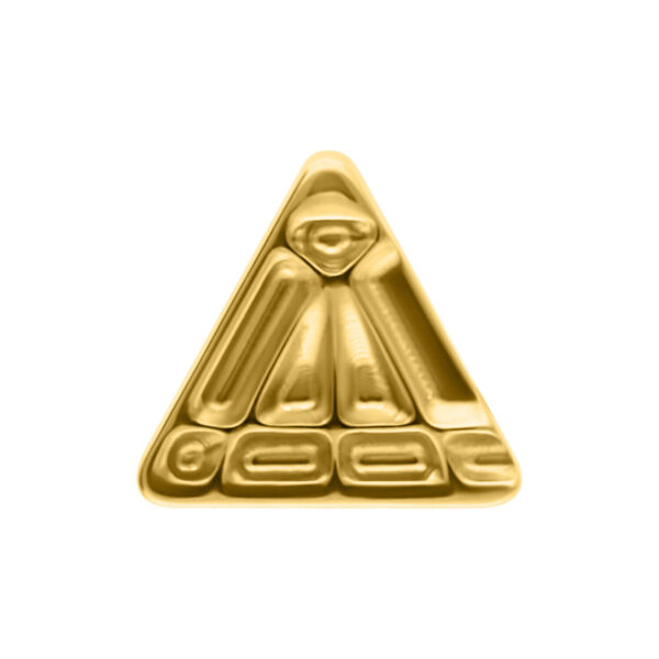 Accesorio triangular dorado de titanio con superficie brillante sobre fondo blanco