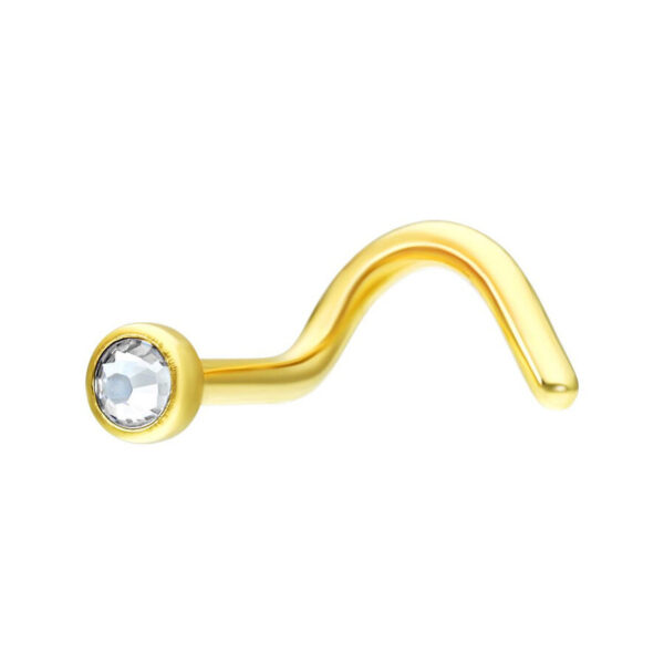 Piercing nasal dorado con punta de cristal claro sobre fondo blanco