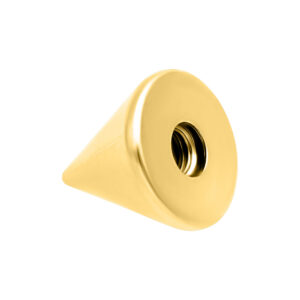 Accesorio de piercing cónico de titanio dorado sobre fondo blanco