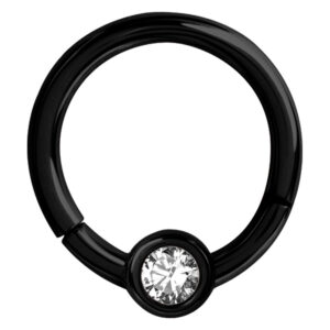 Schwarzer Septum Clicker aus Chirurgenstahl mit klarem Kristall auf weißem Hintergrund