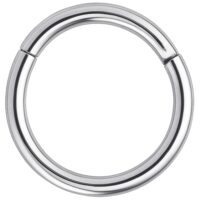 Anillo segmentado plateado de acero quirúrgico sobre fondo blanco