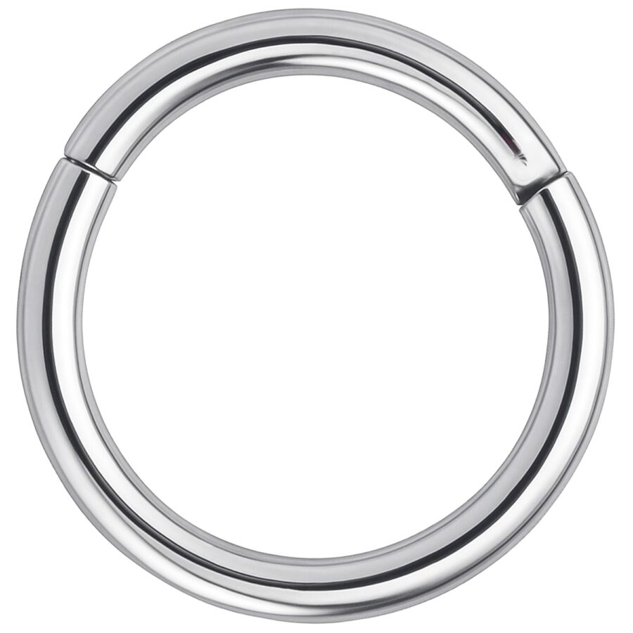 Anillo segmentado plateado de acero quirúrgico sobre fondo blanco
