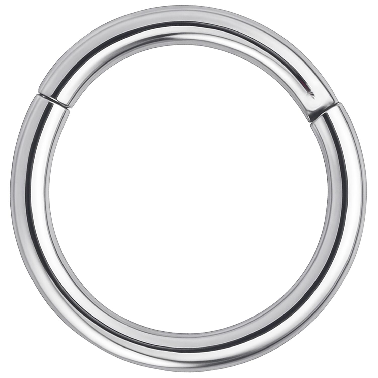 Anillo segmentado plateado de acero quirúrgico sobre fondo blanco