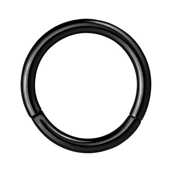 Anillo de segmento con bisagra negro de acero quirúrgico, 0,8 mm de grosor, 10 mm de diámetro sobre fondo blanco