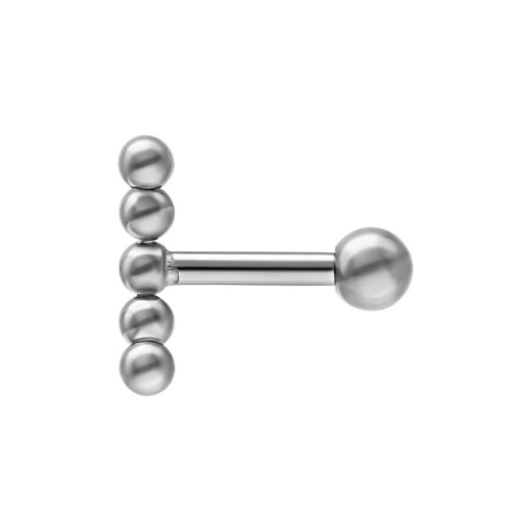 Barra para oreja de titanio plateada con bola sobre fondo blanco