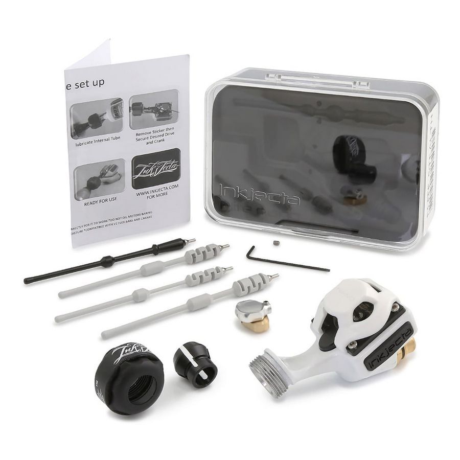 Máquina de tatuaje Flite Nano Elite Powda Troopa blanca con accesorios sobre fondo blanco