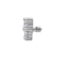 Accesorio de piercing plateado con cristales claros y rosca externa, fondo de estudio