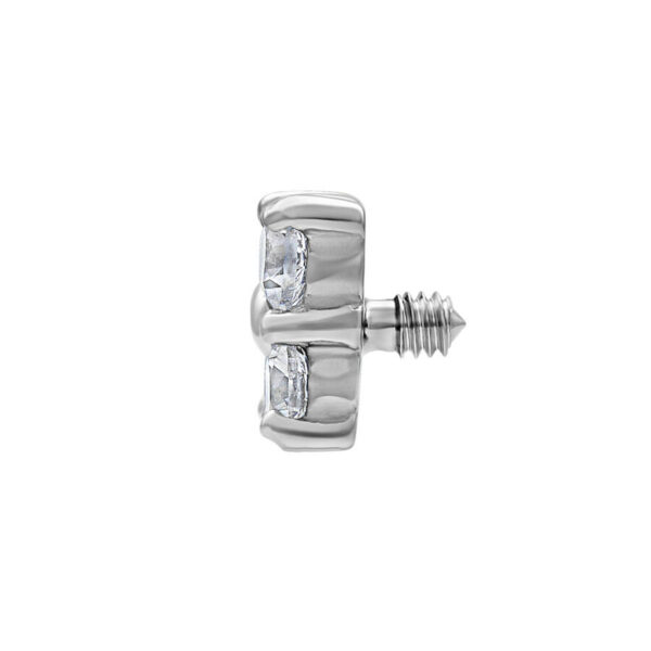 Accesorio de piercing plateado con cristales claros y rosca externa, fondo de estudio
