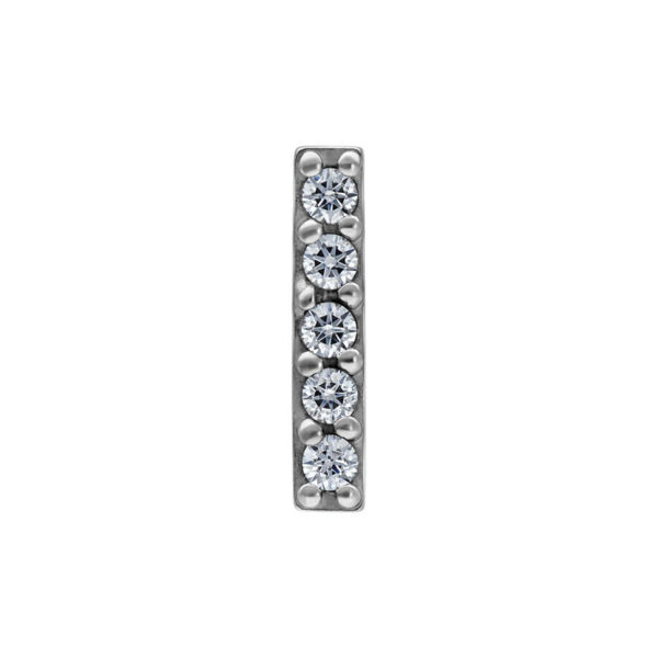 Accesorio de piercing plateado con cinco cristales claros sobre fondo blanco