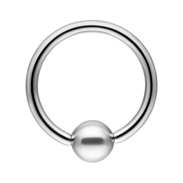 Anillo de acero quirúrgico plateado con cierre de bola sobre fondo blanco