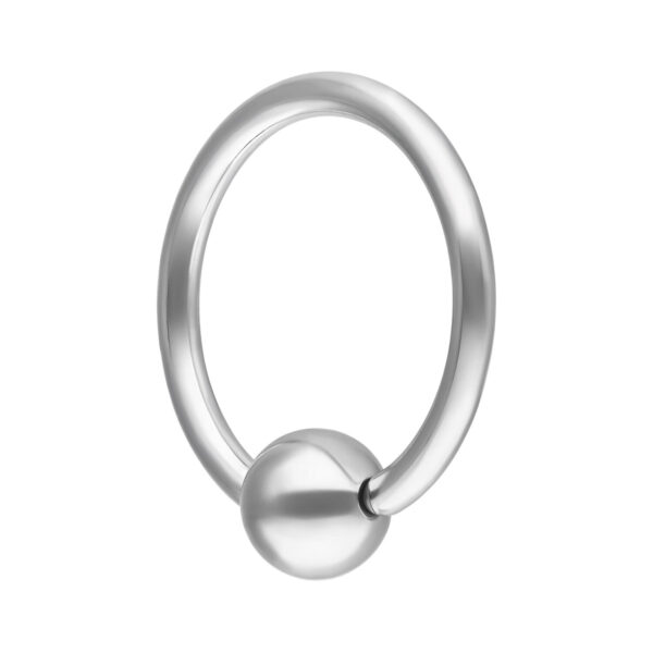 Anillo de cierre con bola plateado de acero quirúrgico sobre fondo blanco