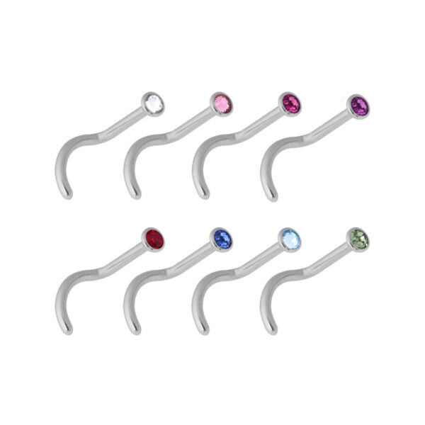 Ocho piercings nasales plateados con cristales de colores sobre fondo blanco