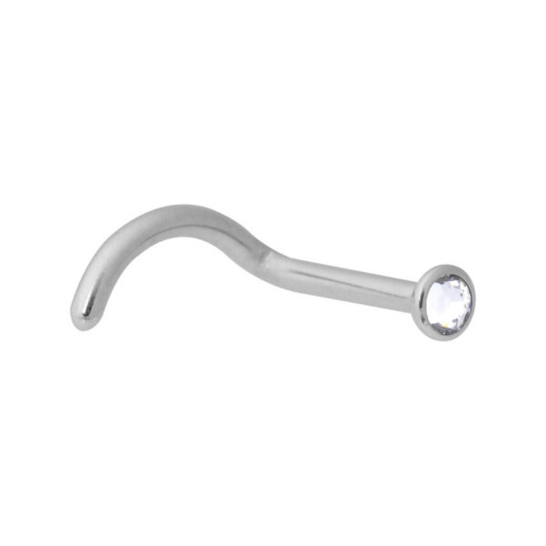 Piercing nasal de plata de acero quirúrgico con cristal claro sobre fondo blanco