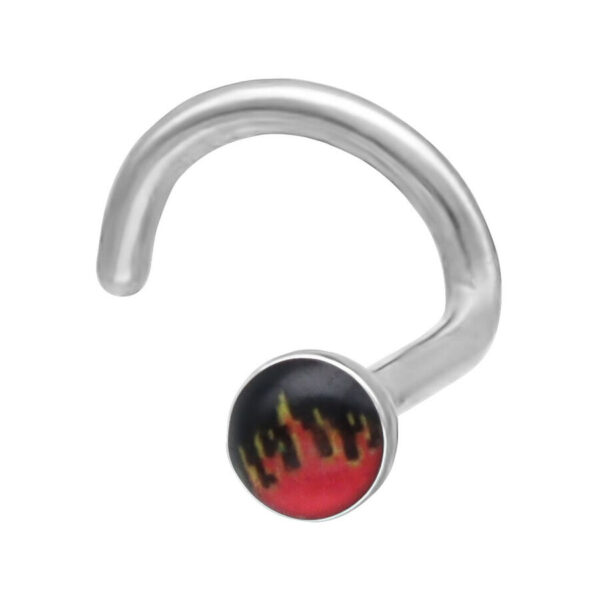 Piercing nasal de plata con diseño de llamas sobre fondo negro, forma curva
