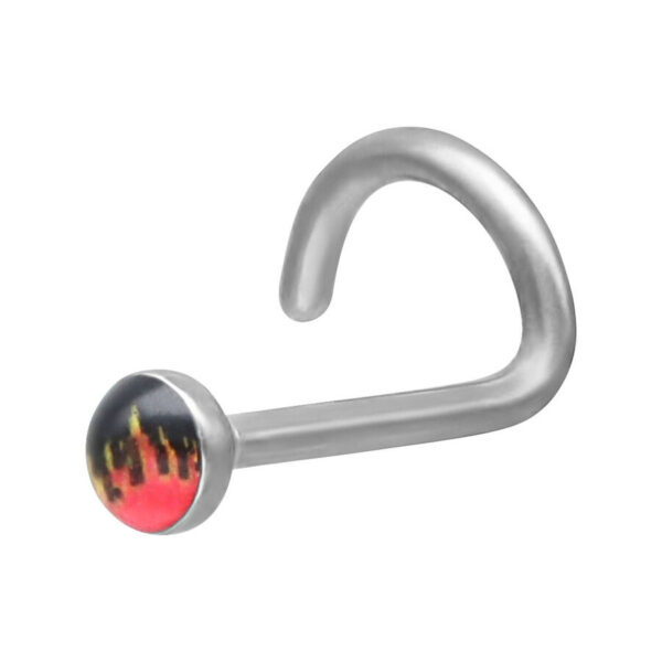 Piercing nasal plateado, curvado, con diseño de llamas rojas sobre fondo blanco