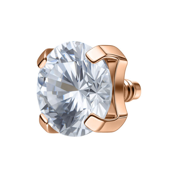 Prong Set de Roségold con piedra cristalina sobre fondo blanco