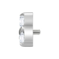 Accesorio Trinity plateado con piedras cristalinas sobre fondo blanco