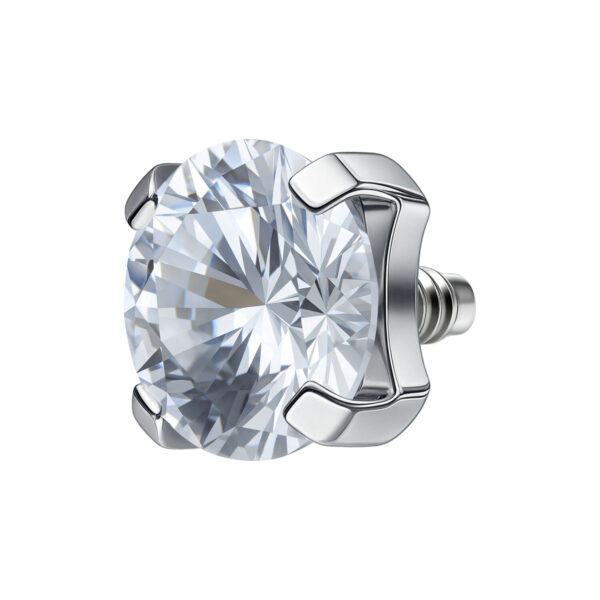 Accesorio de piercing plateado con piedra cristalina sobre fondo blanco