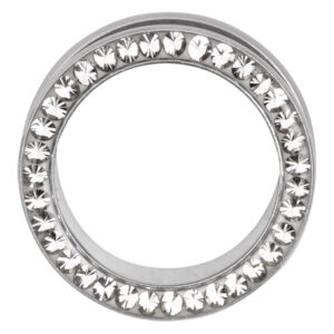 Silberner Tunnel aus Chirurgenstahl mit klaren Kristallen auf weißem Hintergrund