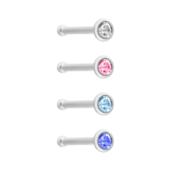 Piercing nasal plateado con cristales claros, rosas, azul claro y azul oscuro sobre fondo blanco