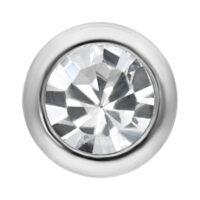 Piercing nasal de plata con piedra cristalina sobre fondo blanco