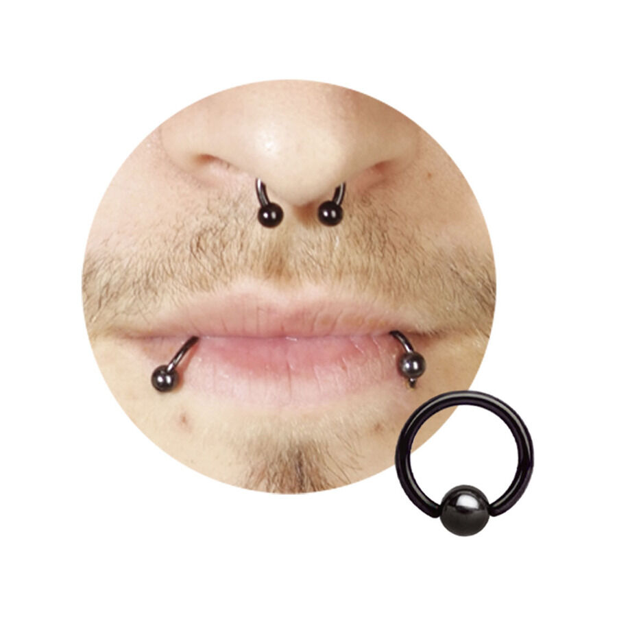Clip en aro negro de titanio, usado en labio y nariz, sobre fondo claro