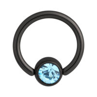 Clip en anillo negro de titanio con un cristal azul claro sobre fondo blanco