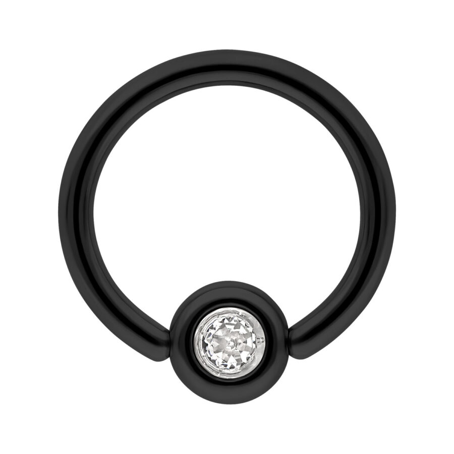 Anillo de titanio negro con cristal claro sobre fondo blanco
