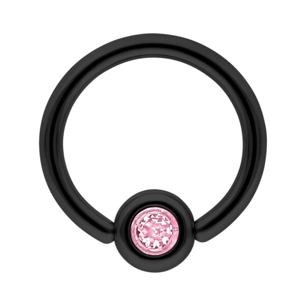 Anillo clip negro con cristal rosa sobre fondo blanco