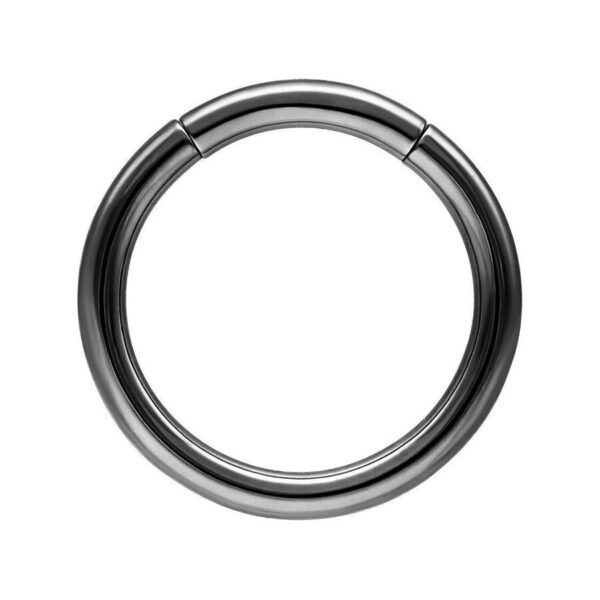 Anillo segmentado negro de titanio, grosor 1,2 mm, diámetro interno 7,0 mm sobre fondo blanco
