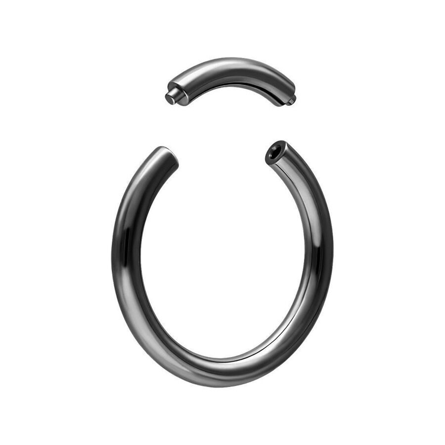 Anillo segmentado negro de acero quirúrgico 316L sobre fondo blanco
