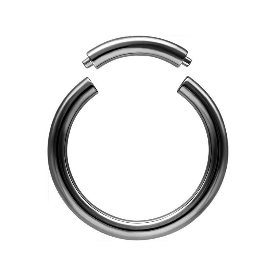 Anillo segmentado de titanio negro, 1,2 mm de grosor, 7 mm de diámetro interno sobre fondo blanco