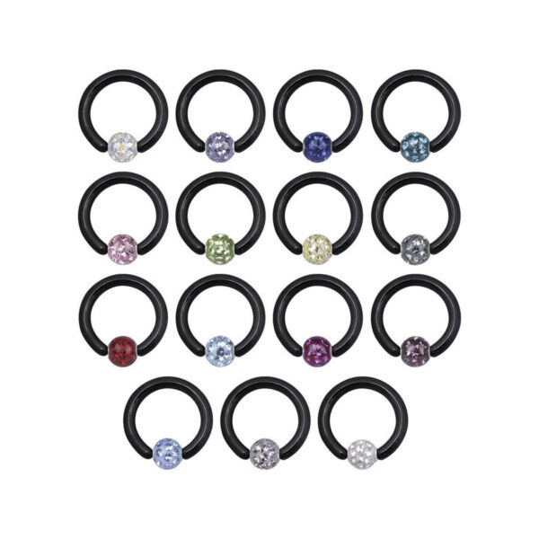 Anillos de bola a presión negros con cristales de diferentes colores sobre fondo blanco