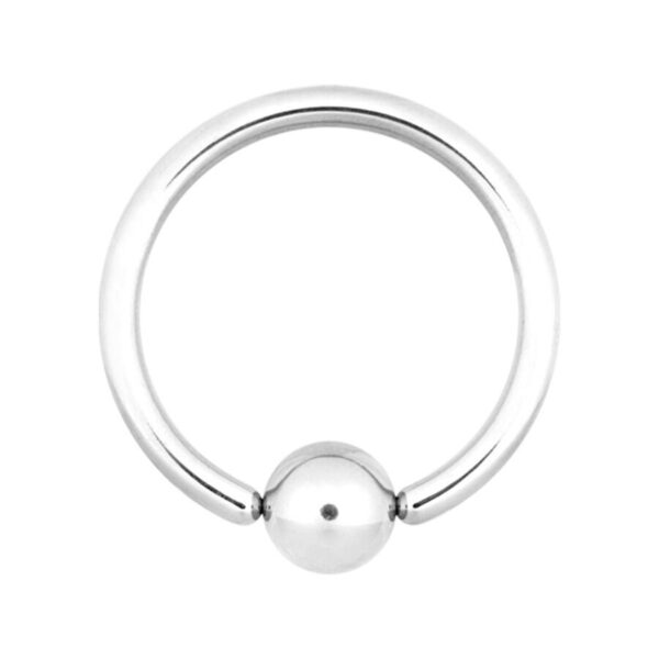 Clip en anillo de titanio en oro blanco sobre fondo blanco