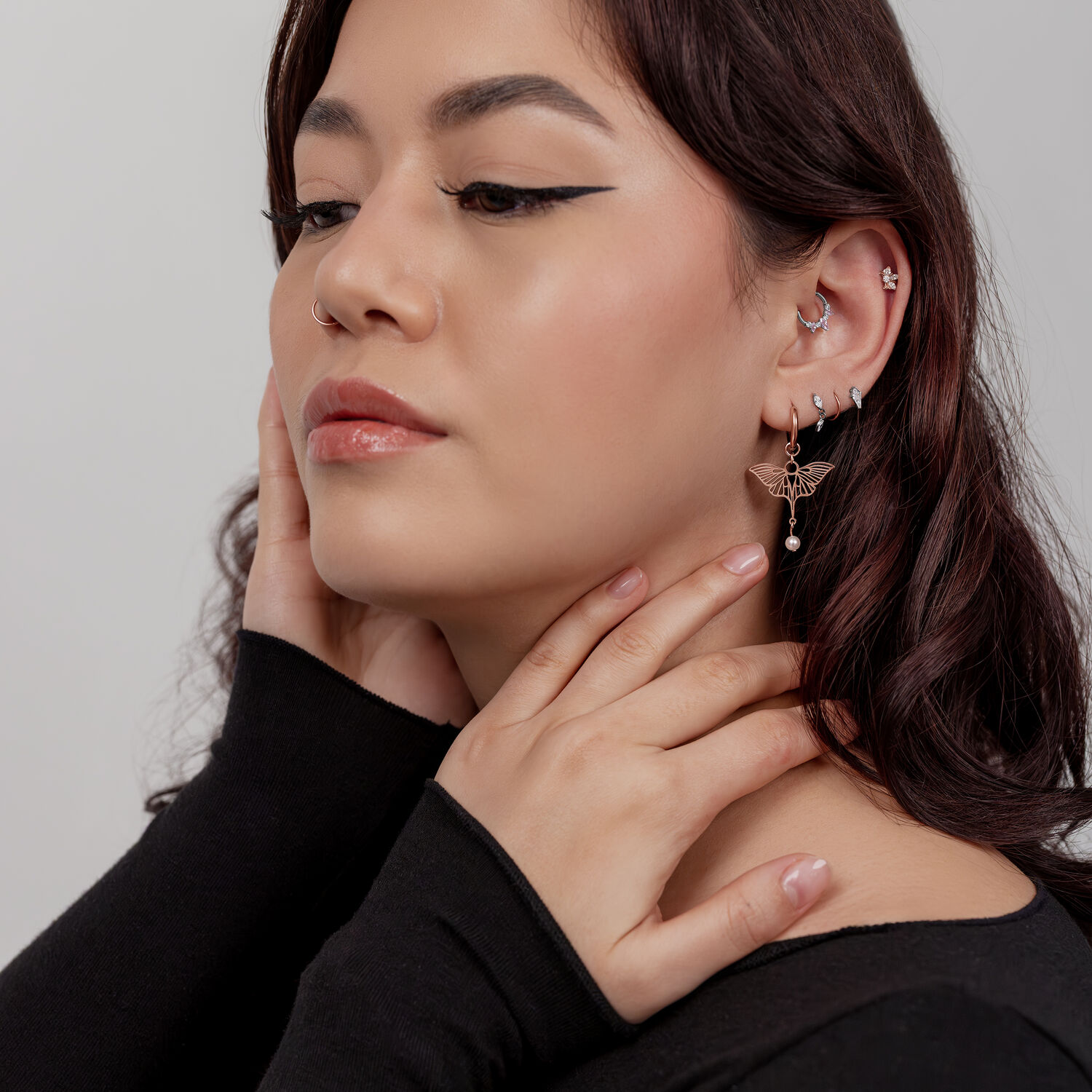 Mujer con pendientes de libélula en oro rosa, vista lateral