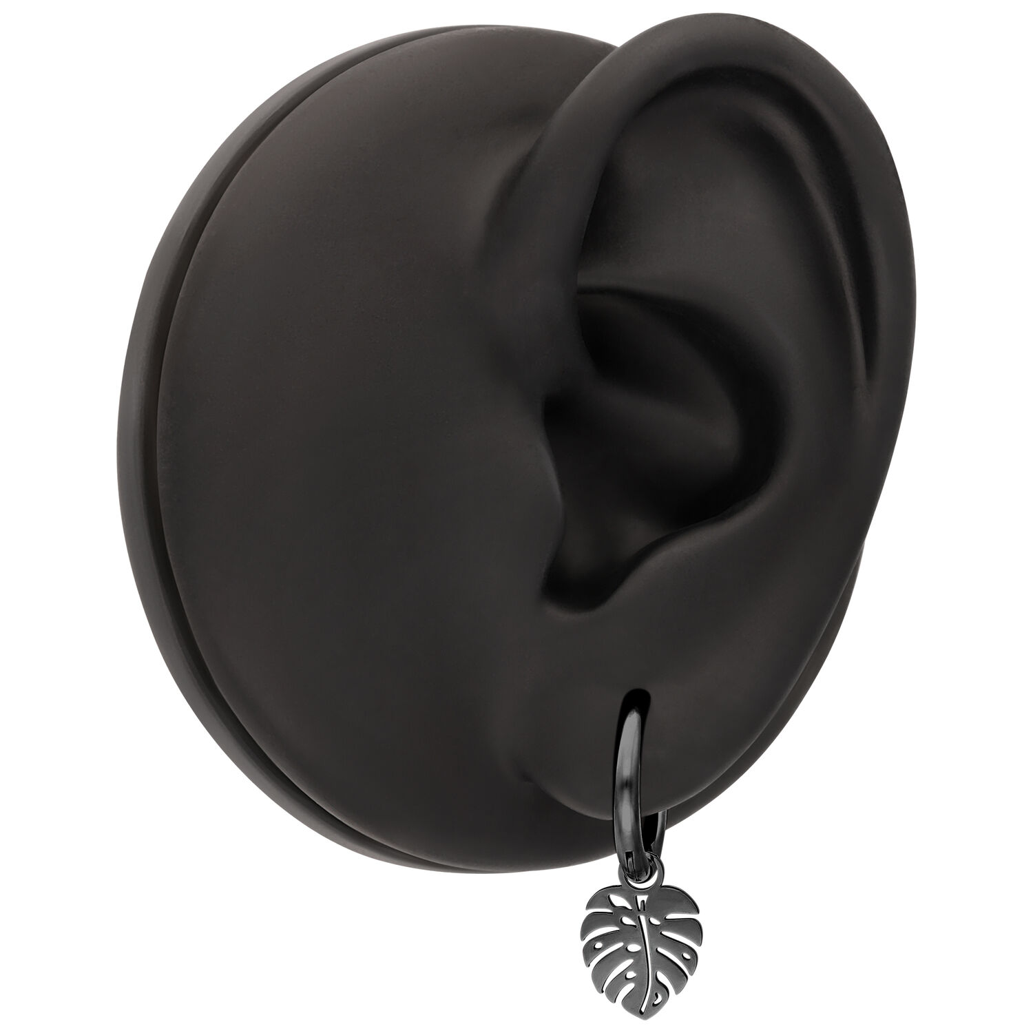 Pendientes negros con colgante de Monstera en un modelo de oreja negro