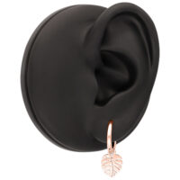 Pendiente Mini Monstera en oro rosa en una oreja modelo negra