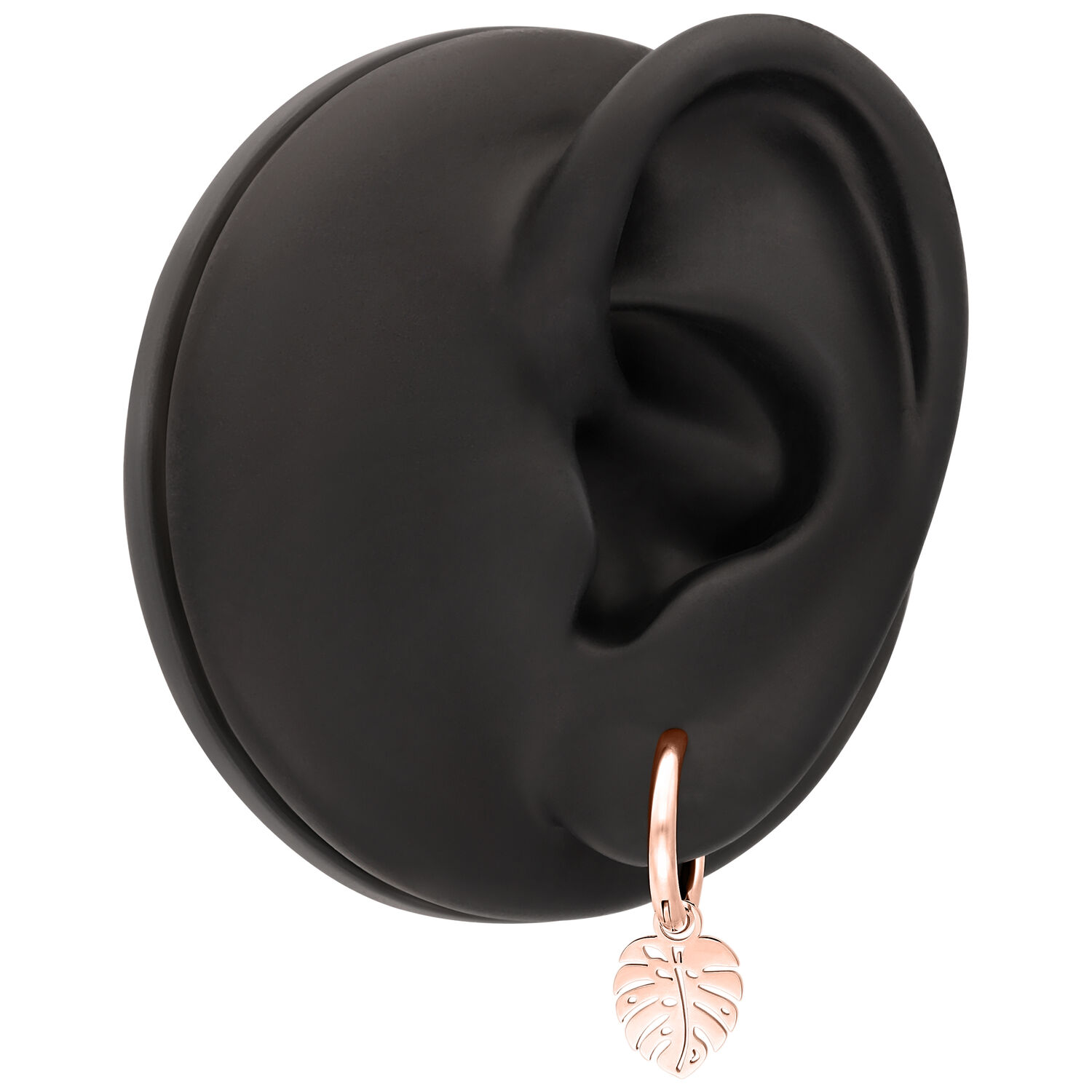 Pendiente Mini Monstera en oro rosa en una oreja modelo negra
